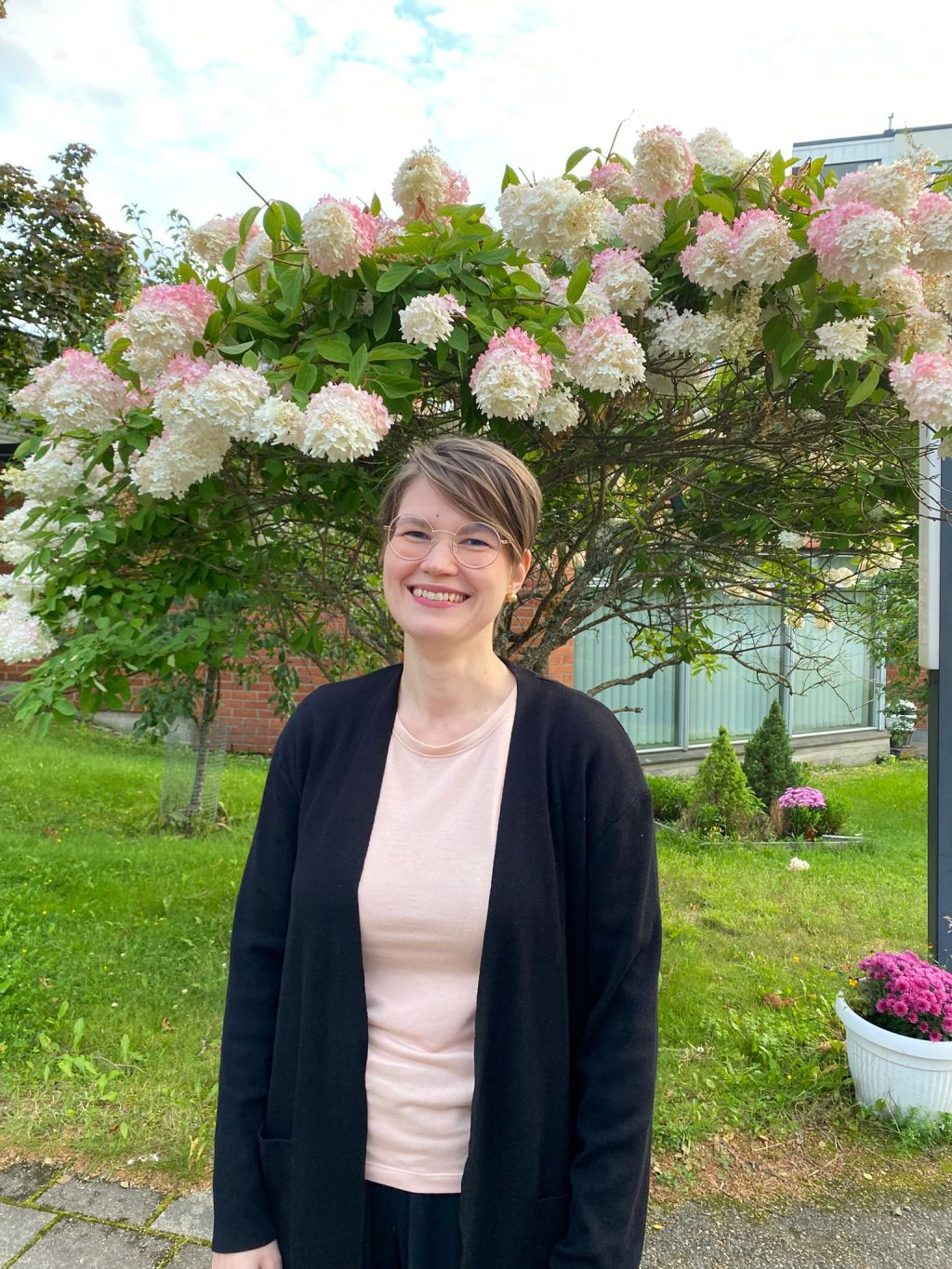 Aurinkoisesti hymyilevä Laura Linkola kuvaa itseään ”Discantus-kuoron onnelliseksi uudeksi taiteelliseksi&nbsp;johtajaksi”.